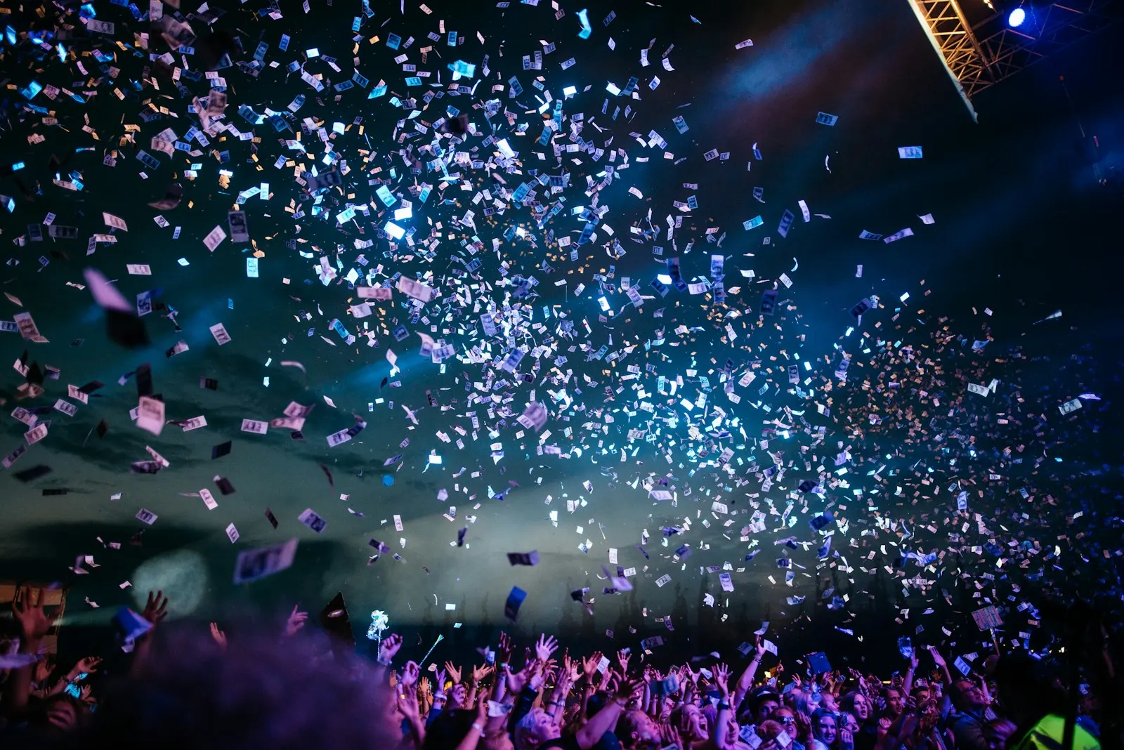 Lumières et confettis au-dessus d’un public réuni